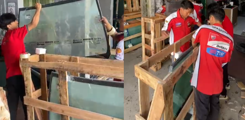 Proses perakitan peti kayu tebal oleh tim logistik kacamobilindonesia sebelum proses pengiriman luar kota.
